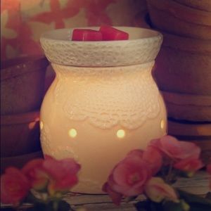 Scentsy Heirloom wax warmer & 1 pk of wax